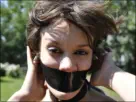 Geknebelte Frau wird im Stadtpark für perverse Videos sexuell missbraucht und erniedrigt